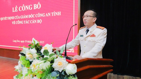 Đại tá công an xúc động, gửi tặng 4 câu thơ trong ngày công bố quyết định nghỉ hưu - Ảnh 3. Đại tá công an xúc động, đọc 4 câu thơ trong ngày nhận quyết định nghỉ hưu trước tuổi - Ảnh 2.