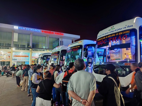 Hành khách xếp hàng dài ở bến xe, nhà ga để vào TP.HCM - Ảnh 5.