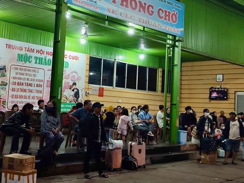 Hành khách xếp hàng dài ở bến xe, nhà ga để vào TP.HCM - Ảnh 4.