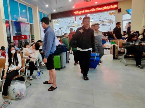 Hành khách xếp hàng dài ở bến xe, nhà ga để vào TP.HCM - Ảnh 2.