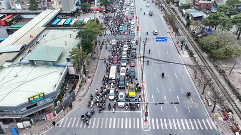 Người dân ùn ùn trở lại Hà Nội, cửa ngõ phía nam kẹt cứng - Ảnh 6.