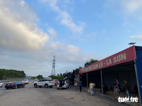 Dòng xe rồng rắn vào Nam trên cao tốc từ Quảng Trị đến Đà Nẵng - Ảnh 5.