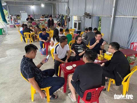 Dòng xe rồng rắn vào Nam trên cao tốc từ Quảng Trị đến Đà Nẵng - Ảnh 6.