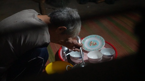 Người đàn ông hai mươi mấy ngày không uống rượu chờ đoàn tụ trong Như chưa hề có cuộc chia ly - Ảnh 2. Người đàn ông hai mươi mấy ngày không uống rượu chờ đoàn tụ trong Như chưa hề có cuộc chia ly - Ảnh 2.