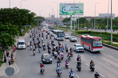 Người dân trở lại TP.HCM bắt đầu đông, lực lượng chức năng túc trực phân luồng - Ảnh 6. Người dân trở lại TP.HCM đông dần, lực lượng chức năng túc trực phân luồng - Ảnh 6.