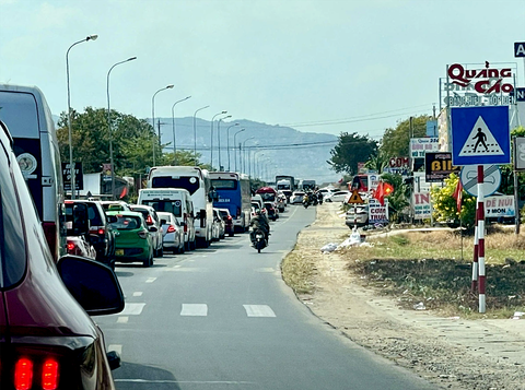 Đóng cao tốc Phan Thiết - Dầu Giây tại nút giao Ba Bàu, quốc lộ 1 qua Bình Thuận kẹt dài - Ảnh 1.