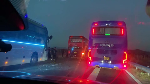 Xử lý xong hiện trường tai nạn 3 xe khách trên cao tốc Cam Lâm - Vĩnh Hảo - Ảnh 1.