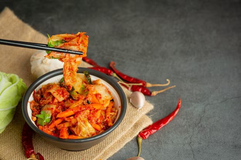 Ăn kimchi, uống kombucha giúp giảm lo âu - Ảnh 1.