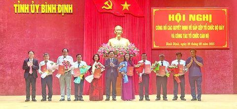 Bình Định bổ nhiệm, điều động, phân công loạt lãnh đạo các ban đảng và sở, ngành - Ảnh 1. Bình Định bổ nhiệm, điều động, phân công loạt lãnh đạo các ban đảng và sở, ngành - Ảnh 1.