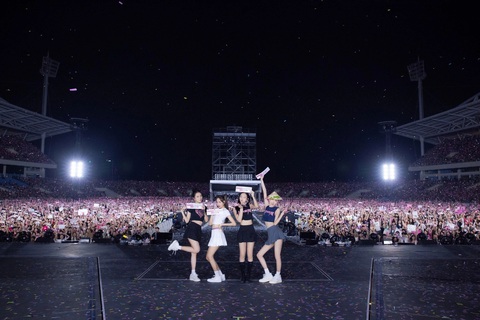Nghệ sĩ Minh Khánh của Trong nhà ngoài phố qua đời; Việt Nam bị bỏ quên trong world tour BlackPink - Ảnh 3. Ông Chín Đờn Cò của Gia đình bác Tám qua đời; Việt Nam bị bỏ quên trong world tour BlackPink - Ảnh 4.