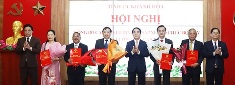 Bổ nhiệm Chánh Văn phòng UBND tỉnh Khánh Hòa và 7 giám đốc sở mới - Ảnh 1. Bổ nhiệm Chánh Văn phòng UBND tỉnh Khánh Hòa và 7 giám đốc sở mới - Ảnh 1.