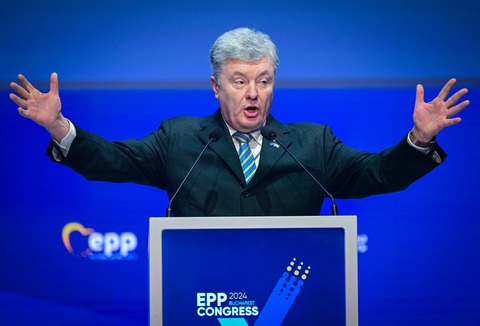 Cựu tổng thống Ukraine: Ông Zelensky trốn nhập ngũ 4 lần - Ảnh 1. Cựu tổng thống Ukraine: Ông Zelensky trốn nhập ngũ 4 lần - Ảnh 1.