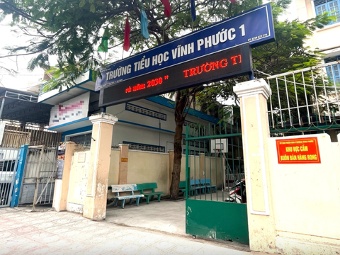 Vụ cô giáo tiểu học 'tố' bị hai cha con lôi ra sân trường xé áo: Kiểm điểm 2 cô giáo - Ảnh 1. Vụ cô giáo tiểu học 'tố' bị hai cha con lôi ra sân trường: Kiểm điểm 2 cô giáo - Ảnh 1.