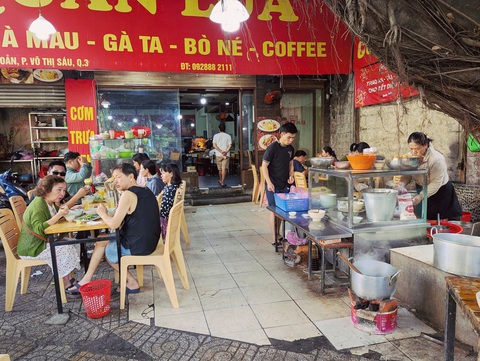 Quán bún bò chuẩn vị Huế có tuổi đời 25 năm, đi một vòng rồi quay về chốn xưa - Ảnh 2. Quán bún bò chuẩn vị Huế có tuổi đời 25 năm, đi một vòng rồi quay về chốn xưa - Ảnh 2.