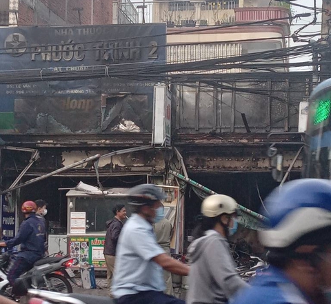 Lửa thiêu rụi tiệm thuốc tây và quán lẩu bò ở quận 7 - Ảnh 1.