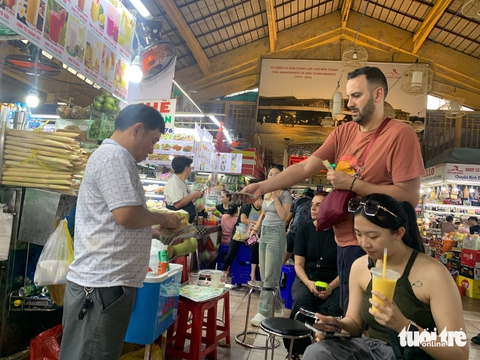 Sinh viên truyền thông đa phương tiện khám phá chợ Bến Thành - Ảnh 5. Sinh viên truyền thông đa phương tiện khám phá chợ Bến Thành - Ảnh 5.