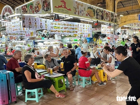 Sinh viên truyền thông đa phương tiện khám phá chợ Bến Thành - Ảnh 8. Sinh viên truyền thông đa phương tiện khám phá chợ Bến Thành - Ảnh 8.