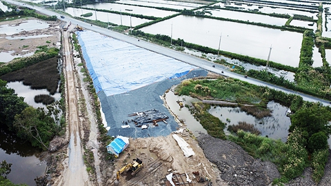 Công trường đường cao tốc ở ĐBSCL: vẫn 'đói' cát, đá - Ảnh 3. Công trường đường cao tốc ở ĐBSCL: vẫn 'đói' cát, đá - Ảnh 3.