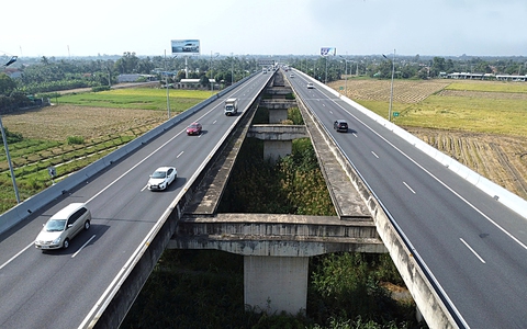Công trường đường cao tốc ở ĐBSCL: vẫn 'đói' cát, đá - Ảnh 4. Công trường đường cao tốc ở ĐBSCL: vẫn 'đói' cát, đá - Ảnh 3.