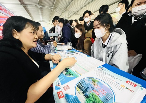 Học sinh Phú Yên thích thú trải nghiệm ngành học tại ngày hội tư vấn tuyển sinh - Ảnh 1.