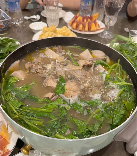 Bếp bà Hoà chỉ cách nấu nồi vịt om sấu làm ấm lòng trong cơn mưa xuân Hà Nội - Ảnh 12. Vịt om sấu có khoai sọ, rau muống, Bếp bà Hòa chỉ cách làm - Ảnh 13.