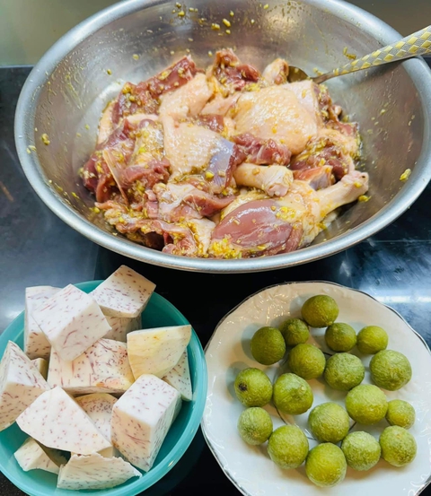 Bếp bà Hoà chỉ cách nấu nồi vịt om sấu làm ấm lòng trong cơn mưa xuân Hà Nội - Ảnh 4. Vịt om sấu có khoai sọ, rau muống, Bếp bà Hòa chỉ cách làm - Ảnh 5.