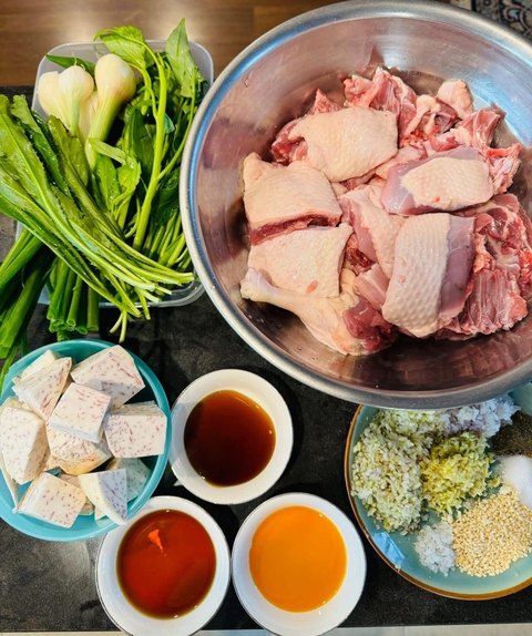 Bếp bà Hoà chỉ cách nấu nồi vịt om sấu làm ấm lòng trong cơn mưa xuân Hà Nội - Ảnh 1. Vịt om sấu có khoai sọ, rau muống, Bếp bà Hòa chỉ cách làm - Ảnh 2.