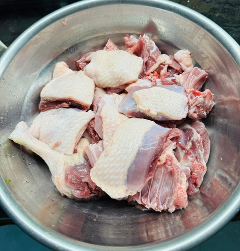 Bếp bà Hoà chỉ cách nấu nồi vịt om sấu làm ấm lòng trong cơn mưa xuân Hà Nội - Ảnh 2. Vịt om sấu có khoai sọ, rau muống, Bếp bà Hòa chỉ cách làm - Ảnh 3.