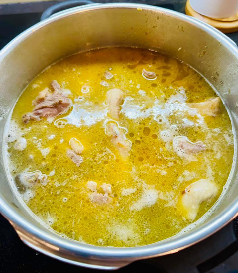 Bếp bà Hoà chỉ cách nấu nồi vịt om sấu làm ấm lòng trong cơn mưa xuân Hà Nội - Ảnh 7. Vịt om sấu có khoai sọ, rau muống, Bếp bà Hòa chỉ cách làm - Ảnh 8.