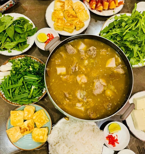 Bếp bà Hoà chỉ cách nấu nồi vịt om sấu làm ấm lòng trong cơn mưa xuân Hà Nội - Ảnh 11. Vịt om sấu có khoai sọ, rau muống, Bếp bà Hòa chỉ cách làm - Ảnh 12.