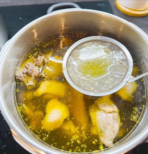 Bếp bà Hoà chỉ cách nấu nồi vịt om sấu làm ấm lòng trong cơn mưa xuân Hà Nội - Ảnh 8. Vịt om sấu có khoai sọ, rau muống, Bếp bà Hòa chỉ cách làm - Ảnh 9.