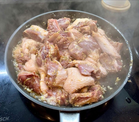 Bếp bà Hoà chỉ cách nấu nồi vịt om sấu làm ấm lòng trong cơn mưa xuân Hà Nội - Ảnh 6. Vịt om sấu có khoai sọ, rau muống, Bếp bà Hòa chỉ cách làm - Ảnh 7.