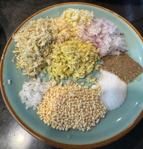 Bếp bà Hoà chỉ cách nấu nồi vịt om sấu làm ấm lòng trong cơn mưa xuân Hà Nội - Ảnh 3. Vịt om sấu có khoai sọ, rau muống, Bếp bà Hòa chỉ cách làm - Ảnh 4.