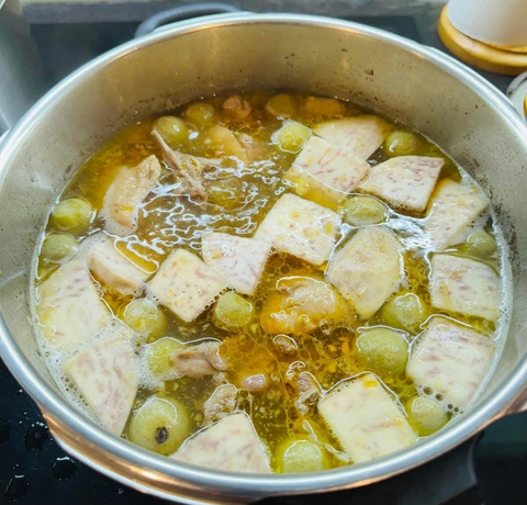 Bếp bà Hoà chỉ cách nấu nồi vịt om sấu làm ấm lòng trong cơn mưa xuân Hà Nội - Ảnh 9. Vịt om sấu có khoai sọ, rau muống, Bếp bà Hòa chỉ cách làm - Ảnh 10.