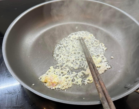 Bếp bà Hoà chỉ cách nấu nồi vịt om sấu làm ấm lòng trong cơn mưa xuân Hà Nội - Ảnh 5. Vịt om sấu có khoai sọ, rau muống, Bếp bà Hòa chỉ cách làm - Ảnh 6.