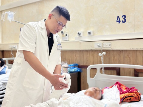 Vụ tai nạn ở Sơn La: Bé trai 9 tuổi thương tích nặng, đã trải qua cuộc đại phẫu - Ảnh 2. Vụ tai nạn nghiêm trọng ở Sơn La: Bé trai 9 tuổi thương tích nặng, đã đại phẫu - Ảnh 2.
