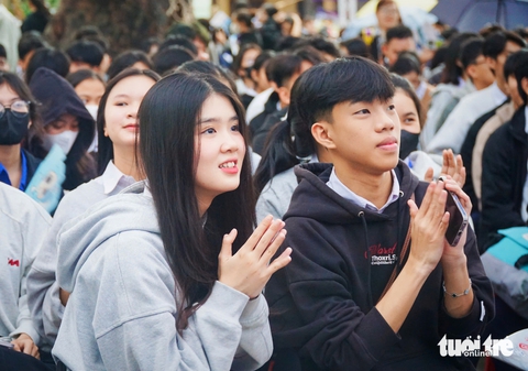 Tư vấn tuyển sinh tại Khánh Hòa: Học trò vây kín gian tư vấn các trường quân đội, Đại học quốc gia - Ảnh 1. Tư vấn tuyển sinh tại Khánh Hòa: 'Nóng' tại gian tư vấn các trường quân đội, Đại học quốc gia TP.HCM - Ảnh 1.