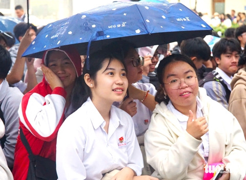 Học sinh lớp 12 ở Khánh Hòa hào hứng với các trường quân đội, kỳ thi đánh giá năng lực - Ảnh 2. Tư vấn tuyển sinh tại Khánh Hòa: 'Nóng' tại gian tư vấn các trường quân đội, Đại học quốc gia TP.HCM - Ảnh 2.