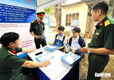 Học sinh lớp 12 ở Khánh Hòa hào hứng với các trường quân đội, kỳ thi đánh giá năng lực - Ảnh 5. Tư vấn tuyển sinh tại Khánh Hòa: 'Nóng' tại gian tư vấn các trường quân đội, Đại học quốc gia TP.HCM - Ảnh 4.