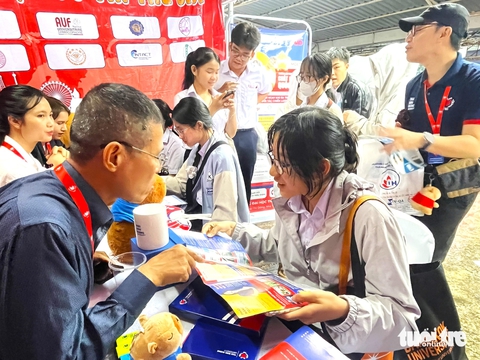 Học sinh lớp 12 ở Khánh Hòa hào hứng với các trường quân đội, kỳ thi đánh giá năng lực - Ảnh 7. Tư vấn tuyển sinh tại Khánh Hòa: 'Nóng' tại gian tư vấn các trường quân đội, Đại học Quốc gia TP.HCM - Ảnh 6.