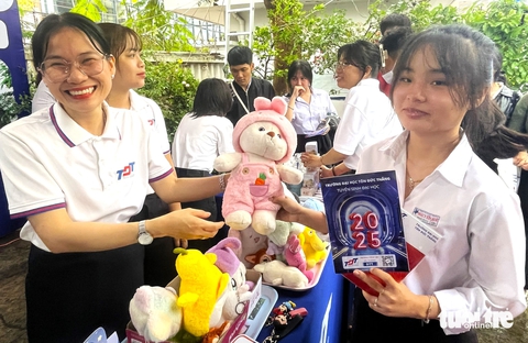 Học sinh lớp 12 ở Khánh Hòa hào hứng với các trường quân đội, kỳ thi đánh giá năng lực - Ảnh 8. Tư vấn tuyển sinh tại Khánh Hòa: 'Nóng' tại gian tư vấn các trường quân đội, Đại học Quốc gia TP.HCM - Ảnh 7.