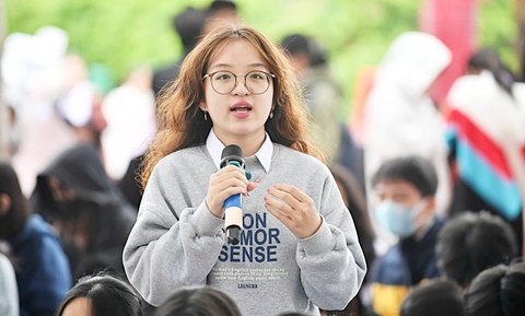 Tư vấn tuyển sinh tại Phú Yên, Khánh Hòa: Học sinh hỏi nhiều về AI - Ảnh 1. Tư vấn tuyển sinh tại Phú Yên, Khánh Hòa: Học sinh hỏi nhiều về AI - Ảnh 1.