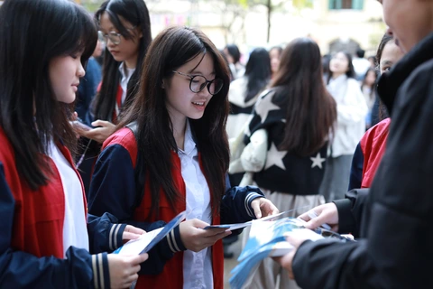 Chỉ tiêu tuyển sinh lớp 10 tại Hà Nội năm 2025: 79.740 suất vào 122 trường công lập - Ảnh 1. tuyển sinh lớp 10 - Ảnh 1.