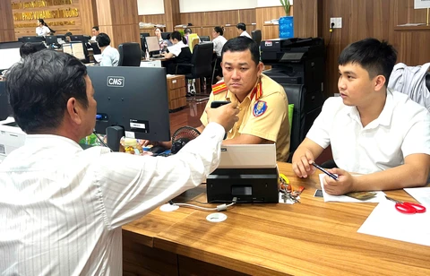 Sở Xây dựng Khánh Hòa tiếp tục sát hạch, cấp giấy phép lái xe - Ảnh 1. Sở Xây dựng Khánh Hòa tiếp tục sát hạch, cấp giấy phép lái xe - Ảnh 1.