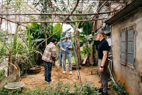 Triệu phú Mỹ mê trồng rau, nuôi bò, nuôi heo khi đến Việt Nam - Ảnh 4. Triệu phú Mỹ mê trồng rau, nuôi heo khi đến Việt Nam - Ảnh 4.