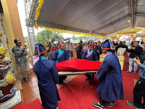 Ngư dân Đà Nẵng đang tổ chức lễ cầu ngư trước Lăng Ông thì 'cá ông' dạt vào - Ảnh 1.