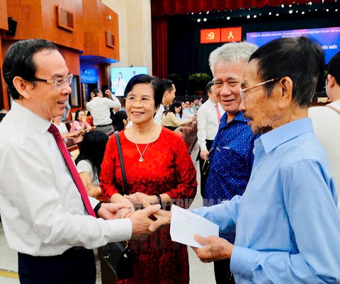 Bí thư Thành ủy TP.HCM hát cùng văn nghệ sĩ trong gặp mặt đầu năm - Ảnh 5. Bí thư Thành ủy TP.HCM hát cùng văn nghệ sĩ trong gặp mặt đầu năm - Ảnh 5.