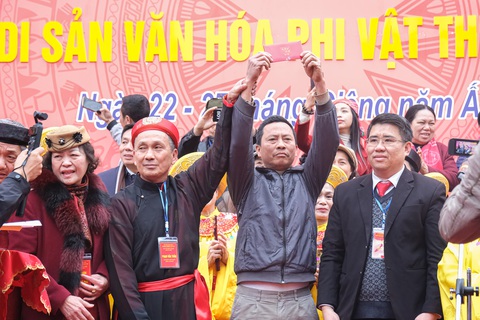 Hàng ngàn người náo nức cướp đầu pháo, hứng 'mưa tiền' - Ảnh 4. Hàng ngàn người náo nức cướp đầu pháo, hứng 'mưa tiền' ở Lễ hội Kỳ Cùng xứ Lạng - Ảnh 4.