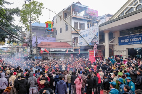 Hàng ngàn người náo nức cướp đầu pháo, hứng 'mưa tiền' - Ảnh 2. Hàng ngàn người náo nức cướp đầu pháo, hứng 'mưa tiền' ở lễ hội Kỳ Cùng xứ Lạng - Ảnh 2.