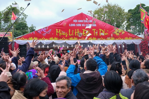 Hàng ngàn người náo nức cướp đầu pháo, hứng 'mưa tiền' - Ảnh 7. Hàng ngàn người náo nức cướp đầu pháo, hứng 'mưa tiền' ở Lễ hội Kỳ Cùng xứ Lạng - Ảnh 5.